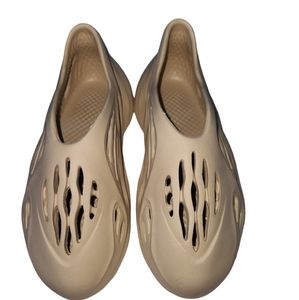 Cream foam runner slippers